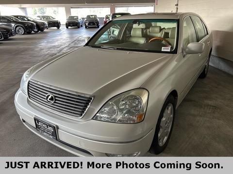 2001 Lexus LS.