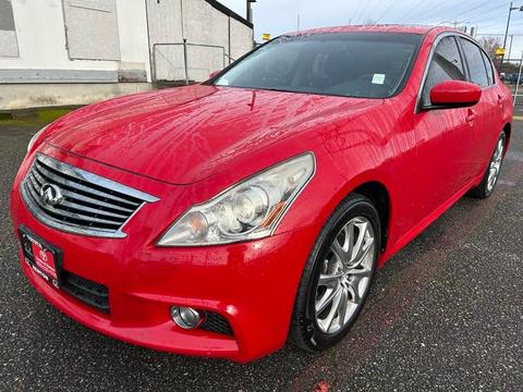 2013 Infiniti G37S.