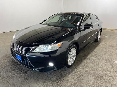 2013 Lexus ES.