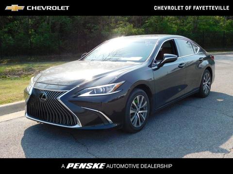 2021 Lexus ES.