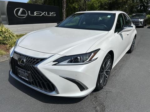 2022 Lexus ES.