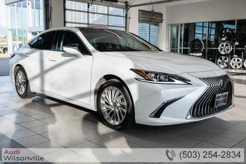 2021 Lexus ES.