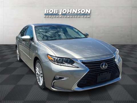 2016 Lexus ES.