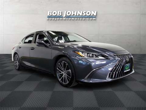 2022 Lexus ES.