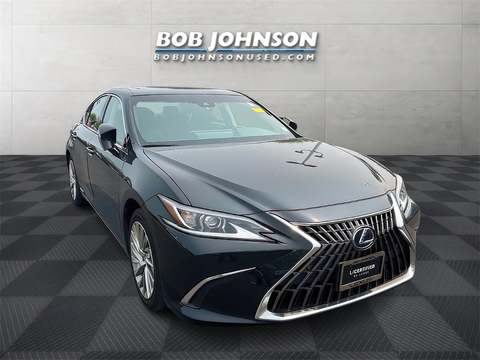 2022 Lexus ES.