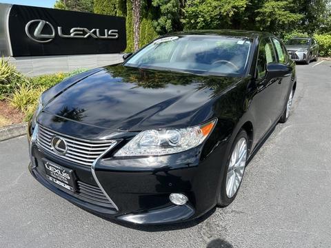 2015 Lexus ES.
