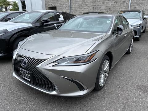2021 Lexus ES.