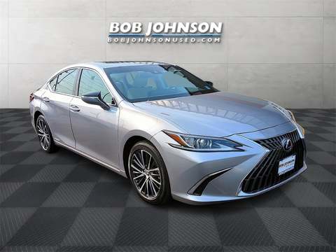 2022 Lexus ES.