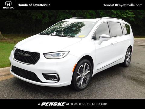 2022 Chrysler Pacifica.