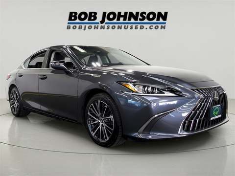 2022 Lexus ES.