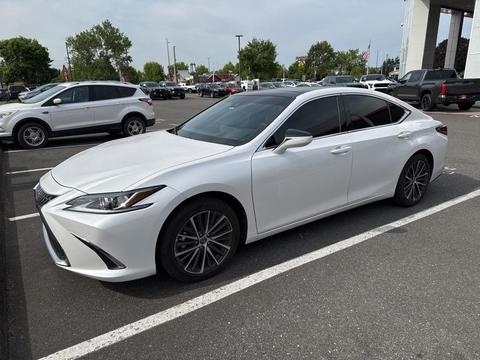 2025 Lexus ES.