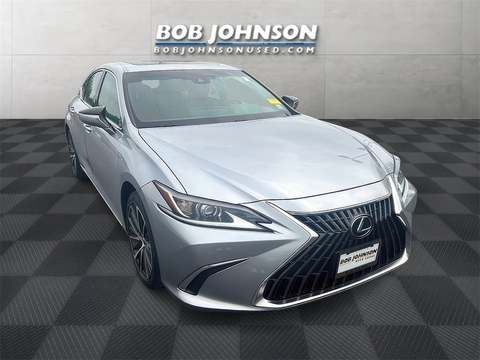 2022 Lexus ES.
