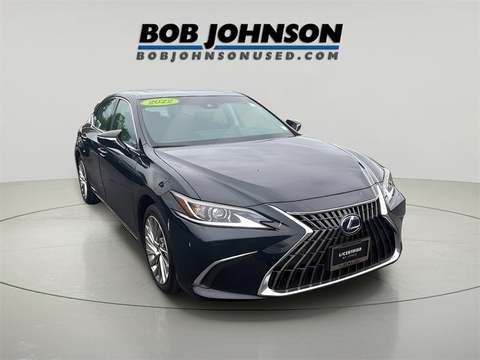 2022 Lexus ES.