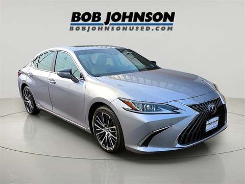 2022 Lexus ES.