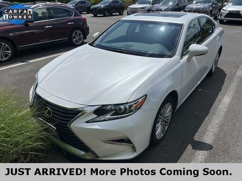 2016 Lexus ES.