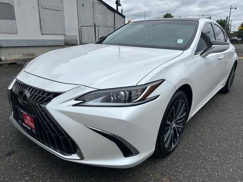 2025 Lexus ES.