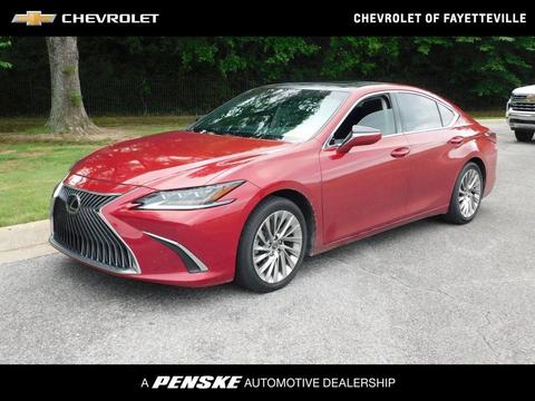 2021 Lexus ES.