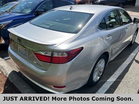 2013 Lexus ES.