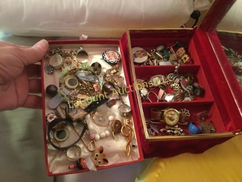 82 Miscellaneous jewelry box full.