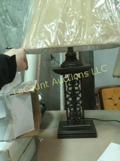 225 Miscellaneous beautiful end table lamp.