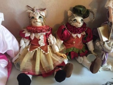 122 Miscellaneous Pair of cat dolls.