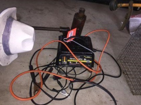 208 Miscellaneous Battery charger & bottle jack.