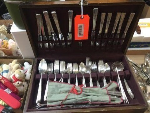 252 Miscellaneous Flatware in hinged box.
