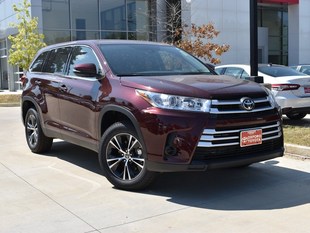 New 2019 Toyota Highlander LE I4 SUV in Oxford, MS